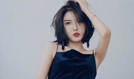 网红聂小雨黑色皮衣吃鸡视频被泄露,网友:这才是完整版!