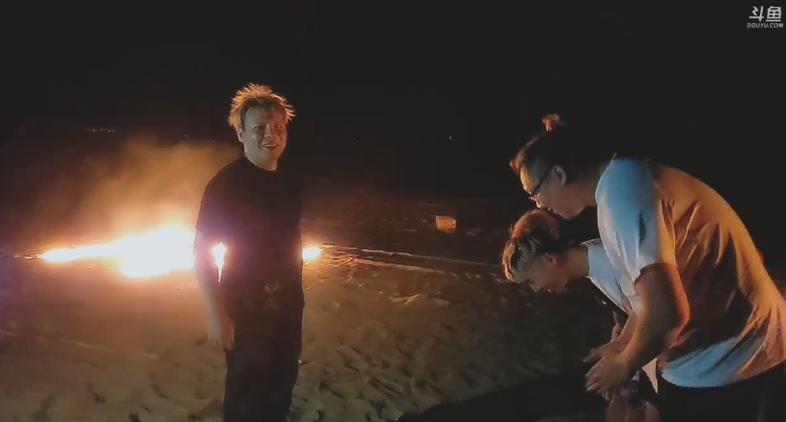 斗鱼瘦皇消费200W扎心刀神，鱼皇向刀神鞠躬致谢！