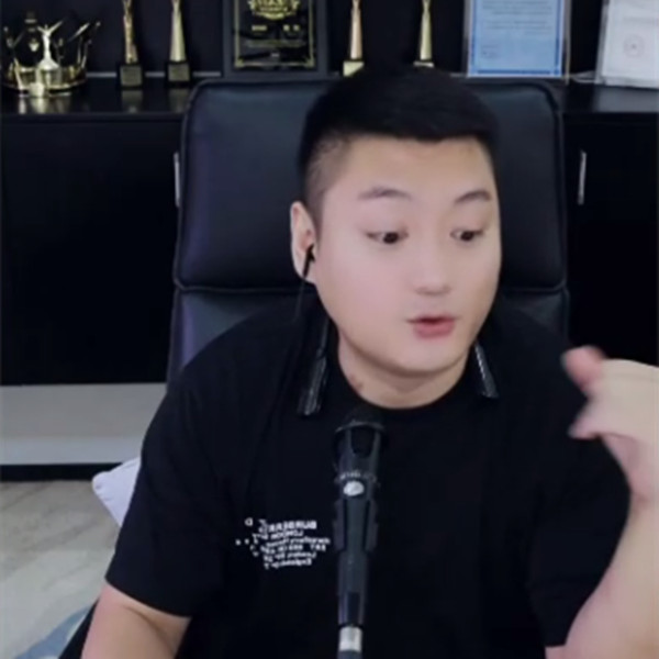 YY神豪探戈自曝压力大退出电母直播间，老李被粉丝调侃舔大哥
