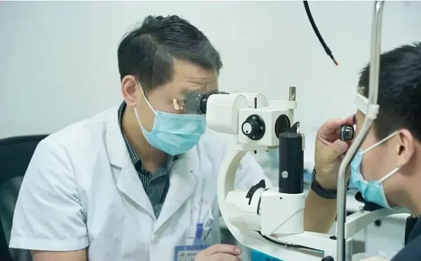 男子连续熬夜加班，眼皮无法抬起，网友：加班钱变看病了得不偿失啊！