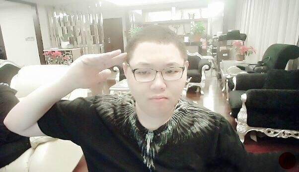 斗鱼一哥PDD直播4小时被警告12次，当场喊话CG：“你最好给我注意一点！”
