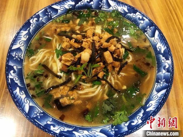 一碗清汤臊子面背后的匠心 简单食材精工细作成就汤鲜味醇