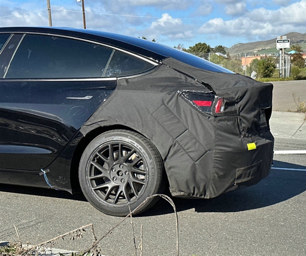 新款特斯拉Model 3实车谍照曝光：疑似加长、内饰大改