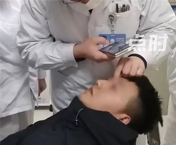 男子左眼皮异常抖动有虫游走：暂无治疗方案