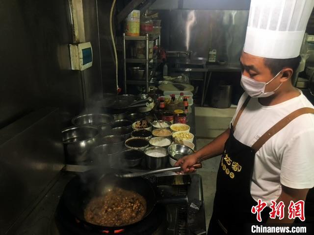 一碗清汤臊子面背后的匠心 简单食材精工细作成就汤鲜味醇