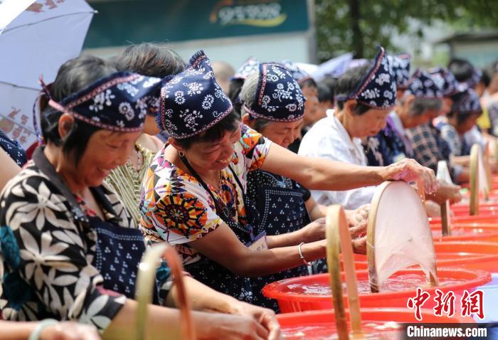 一剥一撑拉丝棉 浙北古镇传承老底子手工技艺