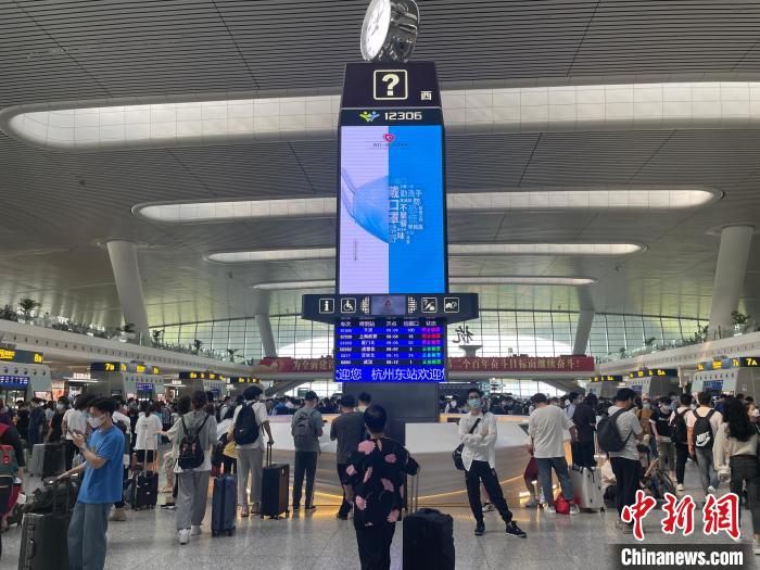 假期首日迎客流最高峰 铁路杭州站单日发客量创今年新高