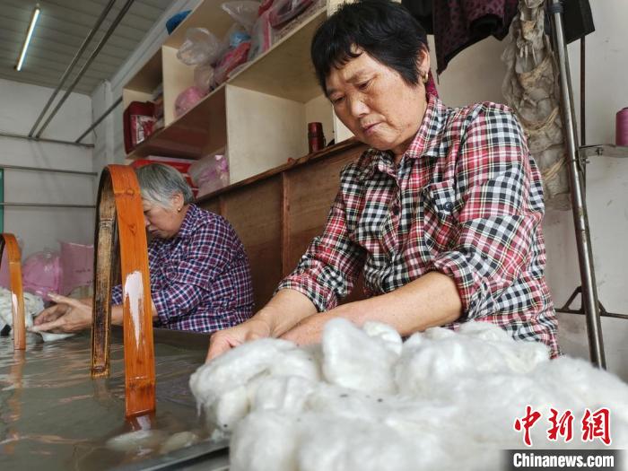 一剥一撑拉丝棉 浙北古镇传承老底子手工技艺