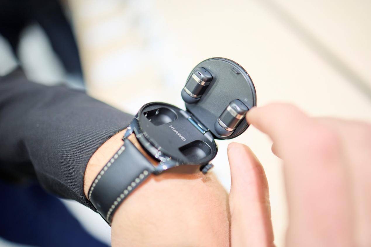 穿戴新物种！华为 WATCH Buds斩获MWC 2023多个媒体大奖