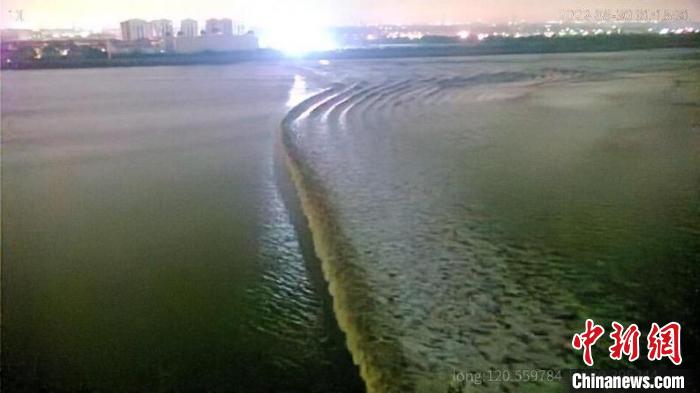 浙江多地涌现鱼鳞潮 科考首次实现夜潮潮景拍摄